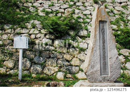 明石城内「松平直明公遺愛お茶の水」の石碑と説明板や石垣(兵庫県明石市) 125496275
