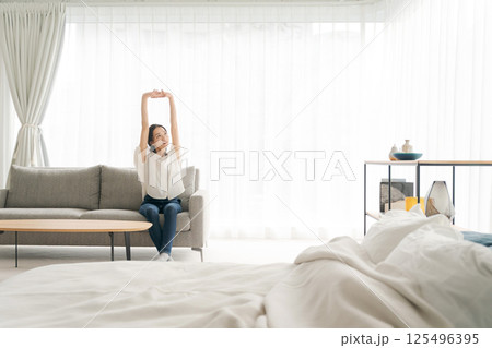 ソファに座ってくつろぐ女性 125496395