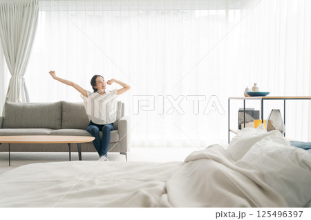 ソファに座ってくつろぐ女性 125496397