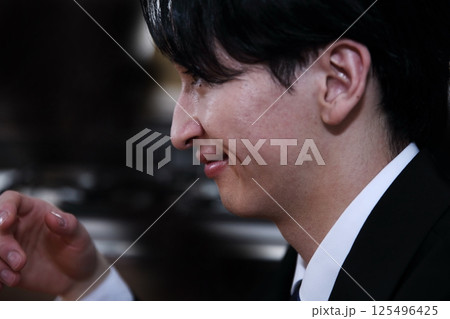 不敵な笑みを浮かべる悪徳セールスイメージの写真素材 [125496425] - PIXTA