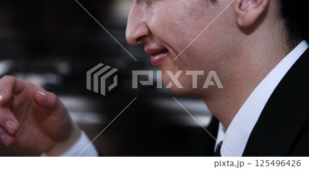 不敵な笑みを浮かべる悪徳セールスイメージ 不敵な笑みを浮かべる悪徳セールスイメージ 125496426