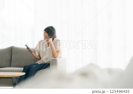 ソファに座ってくつろぐ女性 125496485