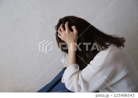 頭を抱える女性 頭を抱える女性 125496543