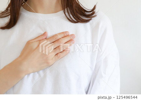 胸に手を当てる女性 心配 胸に手を当てる女性 心配 125496544