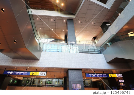 横浜駅西口構内(神奈川県横浜市西区南幸1丁目) 横浜駅西口構内(神奈川県横浜市西区南幸1丁目) 125496745