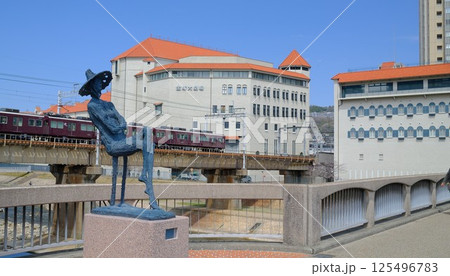 宝塚大劇場と阪急電車 125496783