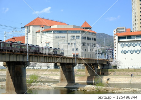 鉄橋を渡る阪急電車と宝塚大劇場 鉄橋を渡る阪急電車と宝塚大劇場 125496844