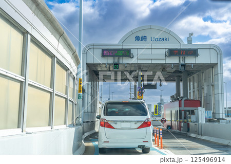 兵庫県神戸市 阪神高速道路3号神戸線の魚崎料金所の入口を入る自動車 兵庫県神戸市 阪神高速道路3号神戸線の魚崎料金所の入口を入る自動車 125496914