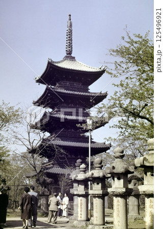 古写真　1962年　東京　上野　寛永寺の五重塔 125496921