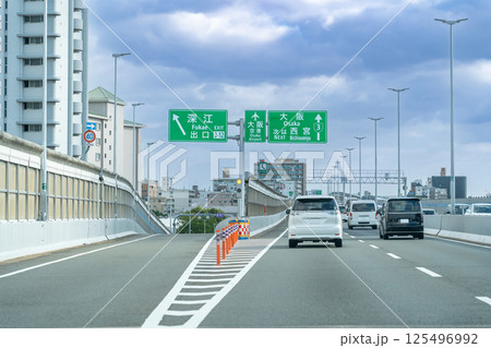 兵庫県神戸市　阪神高速道路3号神戸線の深江出口付近を走行中の自動車 125496992