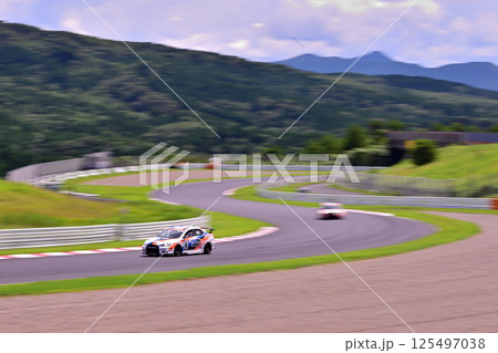 サーキットを走るスポーツカー サーキットを走るスポーツカー 125497038