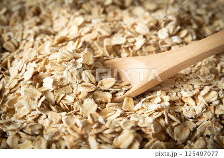 オートミールとスプ－ン　えん麦　ロールドタイプ 125497077