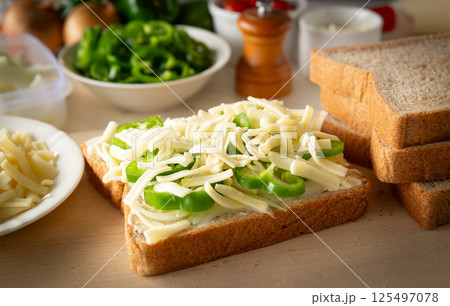 全粒粉入りの食パンでピザトースト　ピザトーストで朝食 125497078