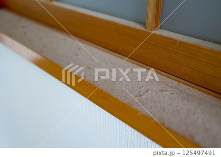 室内の窓枠に堆積したホコリ 125497491