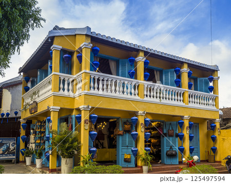 ベトナム・ホイアン旧市街　青いランタンで飾られた建物 / Hoi An, Vietnam 125497594