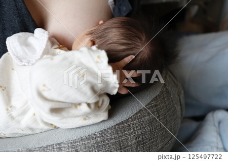 授乳中の母親と生後2ヶ月の赤ちゃん 授乳中の母親と生後2ヶ月の赤ちゃん 125497722