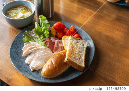 パンとチキンの彩りモーニングプレート 125498500