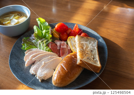 パンとチキンの彩りモーニングプレート 125498504