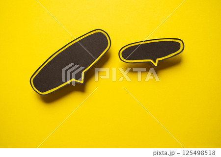 黄色背景に黒色の吹き出し 黄色背景に黒色の吹き出し 125498518