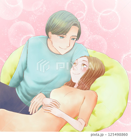 クッションでくつろぐ男女カップル、背景ピンク 125498860