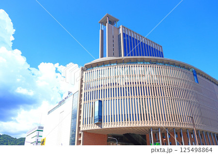 兵庫県神戸市、三ノ宮駅前高層ビル群の風景 125498864