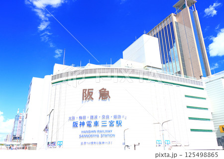 兵庫県神戸市、三ノ宮駅前高層ビル群の風景 125498865