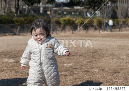 【相模原市立麻溝公園の芝生広場で遊ぶ1歳児】 125498875