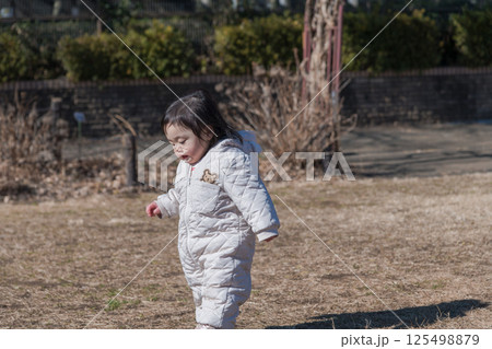 【相模原市立麻溝公園の芝生広場で遊ぶ1歳児】 125498879