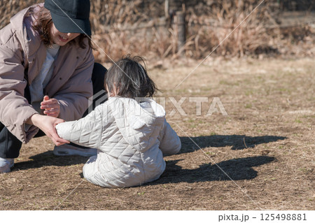 【相模原市立麻溝公園の芝生広場で遊ぶ1歳児とおかあさん】 【相模原市立麻溝公園の芝生広場で遊ぶ1歳児とおかあさん】 125498881