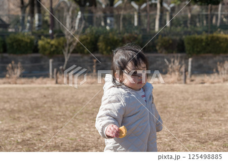 【相模原市立麻溝公園の芝生広場で遊ぶ1歳児】 【相模原市立麻溝公園の芝生広場で遊ぶ1歳児】 125498885