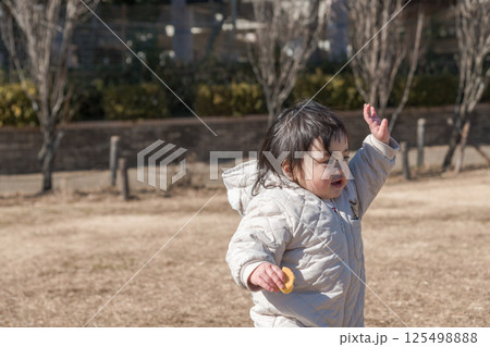 【相模原市立麻溝公園の芝生広場で遊ぶ1歳児】 125498888
