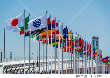 大阪関西万博会場入口、青空に翻る万国旗 大阪関西万博会場入口、青空に翻る万国旗 125498926