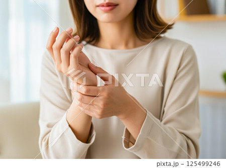 左手首に腱鞘炎の痛みを感じる女性 125499246