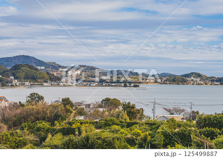 浜松市の三ヶ日の高台から見た三ヶ日の街並みと猪鼻湖の風景(静岡県) 125499887