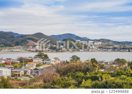 浜松市の三ヶ日の高台から見た三ヶ日の街並みと猪鼻湖の風景(静岡県) 125499888