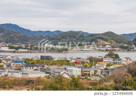 浜松市の三ヶ日の高台から見た三ヶ日の街並みと猪鼻湖の風景(静岡県) 125499889
