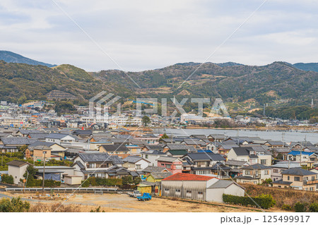浜松市の三ヶ日の高台から見た三ヶ日の街並みと猪鼻湖の風景(静岡県) 125499917