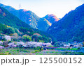 山間の山あいに咲く桜と里山ののどかな風景 125500152