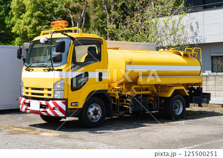 道路の清掃を行う散水車 125500251