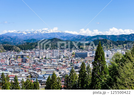 岐阜県高山市と山の風景 岐阜県高山市と山の風景 125500422