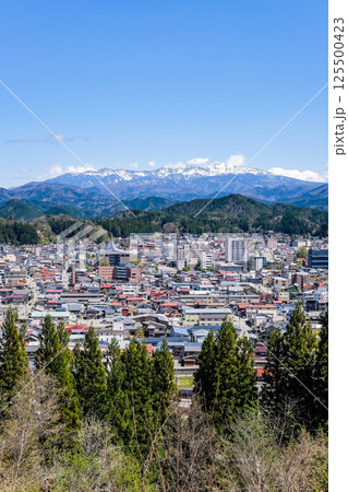 岐阜県高山市と山の風景 125500423
