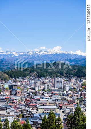 岐阜県高山市と山の風景 125500436