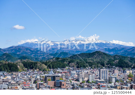 岐阜県高山市と山の風景 125500444