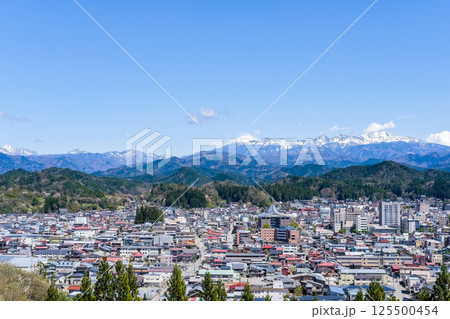 岐阜県高山市と山の風景 125500454