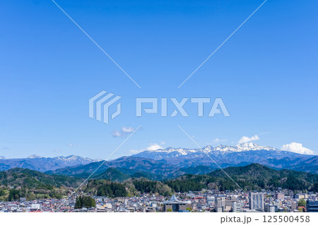 岐阜県高山市と山の風景 125500458