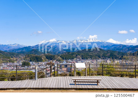 岐阜県高山市と山の風景 125500467