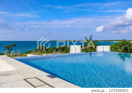 南国宮古島の外資系リゾートホテル イラフSUIラグジュアリーコレクション　プール越しの海 125500925