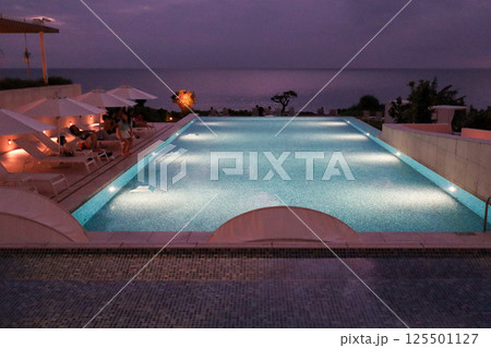 南国宮古島のリゾートホテル　イラフSUIラグジュアリーコレクション　夜のライトアップされたプール 125501127