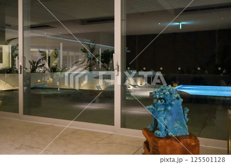 南国宮古島のリゾートホテル　イラフSUIラグジュアリーコレクション　夜のライトアップされたプール 125501128