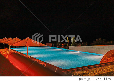南国宮古島のリゾートホテル　イラフSUIラグジュアリーコレクション　夜のライトアップされたプール 125501129
